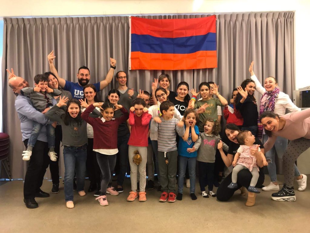 Élèves de l'École Arménienne de Lausanne ARARAT réunis sous le drapeau